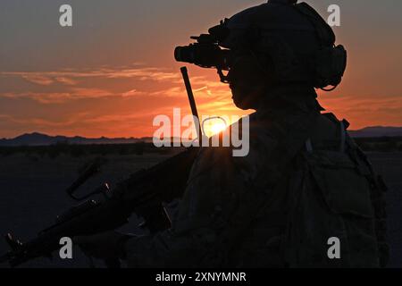 Gila Bend, Arizona, USA. Juli 2024. Jassiel Gallo Bravo, Senior Airman der US-Luftwaffe, 27th Special Operations Support Squadron, entsandtes Mitglied des Bodenteams, bereitet seine Ausrüstung für eine Trainingsmission in der Barry M. Goldwater Range, Gila Bend Ariz, vor. Am 18. Juli 2024. DAGRE ist ein Elitemitglied der spezialisierten Sicherheitskräfte, das in Spezialeinsätzen ausgebildet wird, wie etwa dem Trainingsszenario der 48. Rettungsgeschwader. (Kreditbild: © Abbey Rieves/USA Air Force/ZUMA Press Wire) NUR REDAKTIONELLE VERWENDUNG! Nicht für kommerzielle ZWECKE! Stockfoto