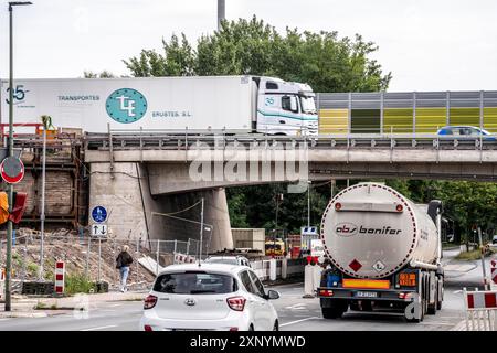 A40 Autobahnbrücke, Neubau, die alte Brücke wurde verfallen, über die Straße Schluetershof, in Duisburg-Neuenkamp, starker Verkehr in der Nähe der Straße Stockfoto