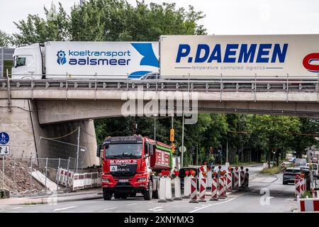 A40 Autobahnbrücke, Neubau, die alte Brücke wurde verfallen, über die Straße Schluetershof, in Duisburg-Neuenkamp, starker Verkehr in der Nähe der Straße Stockfoto