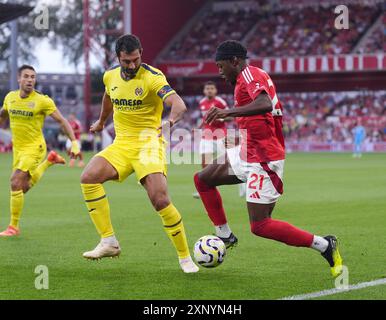 Anthony Elanga im Nottingham Forest wird von Villarreals Raúl Albiol während des Freundschaftsspiels vor der Saison auf dem City Ground in Nottingham gefordert. Bilddatum: Freitag, 2. August 2024. Stockfoto