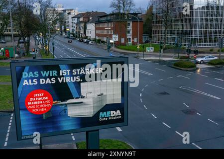 Werbung mit Bezug auf die Corona-Epidemie, MEDA Gute Küchen, LED-Straßenbildschirm, digitale Werbemonitore, Auswirkungen der Corona Stockfoto