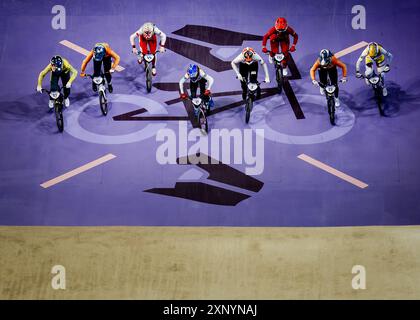 PARIS: Manon Veenstra (2. L) und Merel Smulders (2. R) im BMX-Finale bei den Olympischen Spielen. ANP REMKO DE WAAL Stockfoto