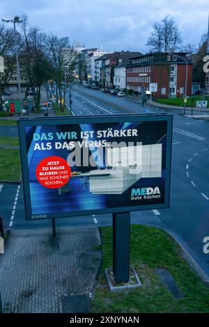 Werbung mit Bezug auf die Corona-Epidemie, MEDA Gute Küchen, LED-Straßenbildschirm, digitale Werbemonitore, Auswirkungen der Corona Stockfoto