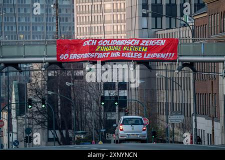 Großes Banner ruft Menschen zum Verbleib zu Hause auf, fordert Solidarität, Alfredstrasse, B224, Auswirkungen der Coronavirus-Pandemie in Deutschland, Essen Stockfoto