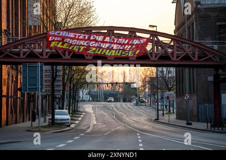 Großes Banner ruft Menschen zum Verbleib zu Hause auf, fordert Solidarität, Altendorfer Straße, Auswirkungen der Coronavirus-Pandemie in Deutschland, Essen Stockfoto