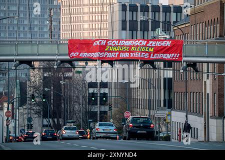 Großes Banner ruft Menschen zum Verbleib zu Hause auf, fordert Solidarität, Alfredstrasse, B224, Auswirkungen der Coronavirus-Pandemie in Deutschland, Essen Stockfoto