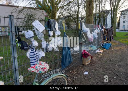 Geschenkzaun mit Spenden für Obdachlose und Bedürftige, Lebensmittel, Hygieneartikel, Kleidung, in Essen Ruettenscheid, Auswirkungen der Coronakrise in Stockfoto