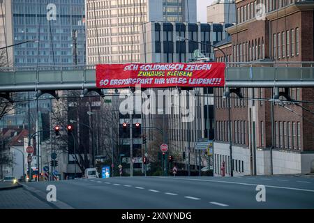 Großes Banner ruft Menschen zum Verbleib zu Hause auf, fordert Solidarität, Alfredstrasse, B224, Auswirkungen der Coronavirus-Pandemie in Deutschland, Essen Stockfoto