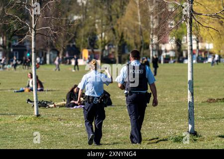 Polizeipatrouille überwacht das Kontaktverbot, Rheinpark, Düsseldorf am Rhein während der Coronakrise, die Kontaktverbote, Distanz ist meist Stockfoto