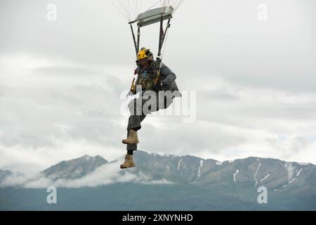 9. Juli 2024: Joint Base Elmendorf-Richardson, Alaska, USA: Ein Pararescueman der 212th Rescue Squadron landet nach der Durchführung von Luftlandeoperationen in der Malemute Drop Zone auf der Joint Base Elmendorf-Richardson, Alaska, 9. Juli 2024. Die Guardsmen der 212th RQS und der 3rd Air Support Operations Squadron Tactical Air Control Party Special Warfare Airmen führten ein gemeinsames luftgestütztes Training durch, um die Fähigkeiten der pararescuemen in der Durchführung von Vollspektrum-Personalerholungen aufrechtzuerhalten und sowohl konventionelle als auch unkonventionelle Rettungsoperationen und die TACPs zu leiten Stockfoto