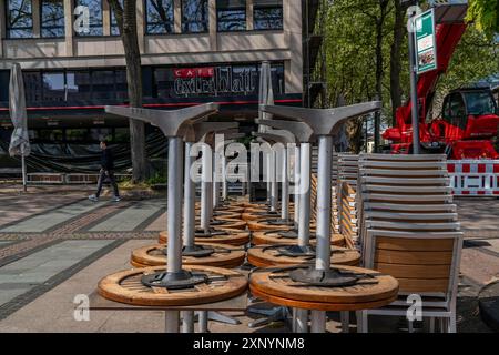 Stühle und Tische aus verschiedenen Gastronomiebetrieben, auf dem Kennedyplatz, geschlossenen Cafés, Pubs, Restaurants, Auswirkungen der Coronakrise in Stockfoto