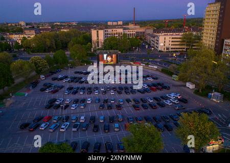 Temporäres Autokino, auf dem Parkplatz vor der Messe Essen, Grugahalle, großer LED-Bildschirm, im Stadtteil Ruettenscheid, Effekte der Messe Essen Stockfoto