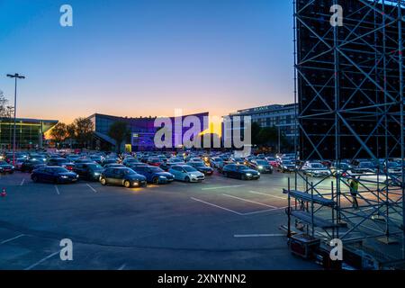 Temporäres Autokino, auf dem Parkplatz vor der Messe Essen, Grugahalle, großer LED-Bildschirm, im Stadtteil Ruettenscheid, Effekte der Messe Essen Stockfoto