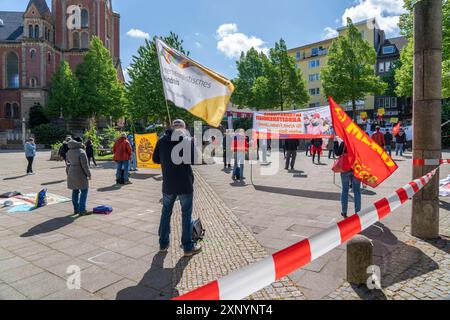 Demonstration am 1. Mai hatte sich auf dem Weberplatz in Essen ein Bündnis linker Parteien und Gruppen, in zweiter Instanz, vor der Stockfoto