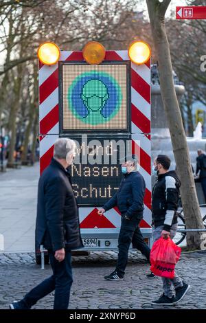 Schild, beleuchtetes Schild, über die Pflicht zur Maske, Einkaufsstraße Westenhellweg, Einkaufsstraße, Fußgängerzone, voll, viele Menschen Stockfoto