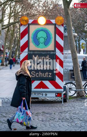 Schild, beleuchtetes Schild, über die Pflicht zur Maske, Einkaufsstraße Westenhellweg, Einkaufsstraße, Fußgängerzone, voll, viele Menschen Stockfoto