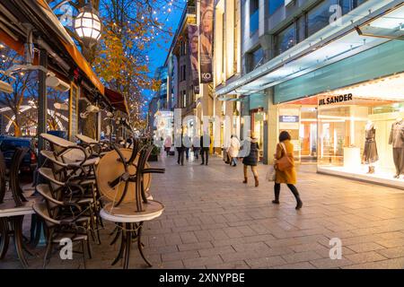 Königsallee Einkaufsstraße, Koe, Weihnachtsdekoration, geschlossene Gastronomie, wenig Aktivität, während der zweiten Abriegelung in der Corona Stockfoto