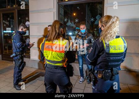 Zusammenarbeit zwischen dem öffentlichen Ordnungsamt und der Polizei, überprüfen, ob die Corona-Regeln eingehalten werden, die Leute hatten keine Masken an, wenn sie getroffen wurden, und Stockfoto