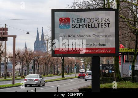 LED-Werbetafel mit digitaler Werbung für Corona-Schnelltests im Testzentrum Köln, am Konrad-Adenauer-Ufer in Köln, Nord Stockfoto