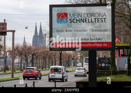 LED-Werbetafel mit digitaler Werbung für Corona-Schnelltests im Testzentrum Köln, am Konrad-Adenauer-Ufer in Köln, Nord Stockfoto