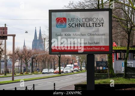 LED-Werbetafel mit digitaler Werbung für Corona-Schnelltests im Testzentrum Köln, am Konrad-Adenauer-Ufer in Köln, Nord Stockfoto