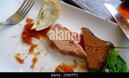 Eine Vorspeise Pate und knuspriges Brot auf einer weißen Schale Stockfoto