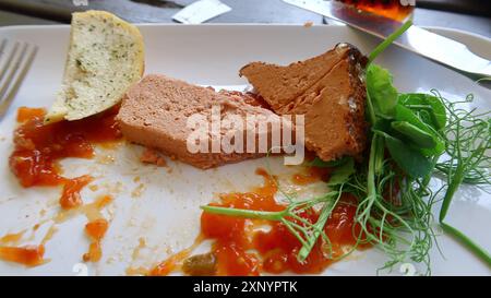 Schweinefleisch und Entenpastete mit geröstetem Brot und Salat Stockfoto