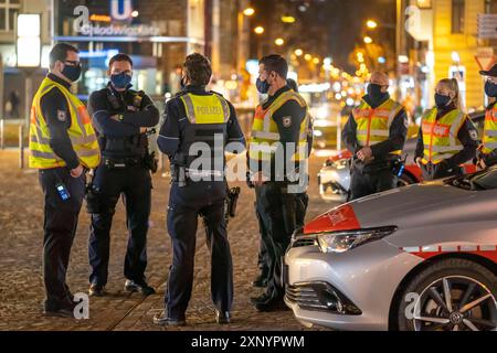 Zusammenarbeit mit dem Amt für öffentliche Ordnung und der Polizei, Überprüfung der Einhaltung der Corona-Regeln, Unterrichtung, Pflichtmasken, Gruppe Stockfoto