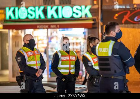 Zusammenarbeit mit dem Amt für öffentliche Ordnung und der Polizei, Überprüfung der Einhaltung der Corona-Regeln, Unterrichtung, Pflichtmasken, Gruppe Stockfoto