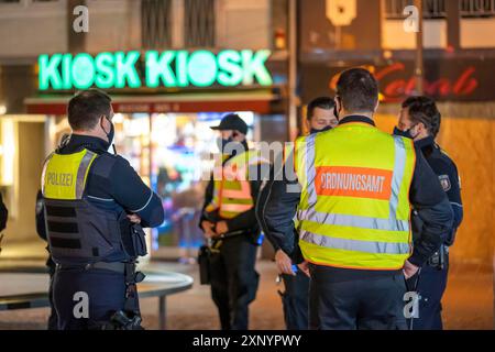 Zusammenarbeit mit dem Amt für öffentliche Ordnung und der Polizei, Überprüfung der Einhaltung der Corona-Regeln, Unterrichtung, Pflichtmasken, Gruppe Stockfoto