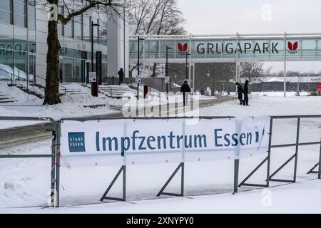 Starten Sie im Impfzentrum für Corona-Impfungen, in einer Halle der Messe Essen, für Menschen über 80 Jahre, die nicht in Pflegeheimen leben Stockfoto