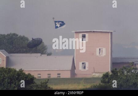 Waco, Texas, USA, 23. März 1993:das Branch Davidian Complex inmitten der 51-tägigen Pattsituation zwischen Bundespolizeibeamten und Mitgliedern der Branch Davidian Religion Group. Die Belagerung endete in einem verheerenden Feuer, das 76 Männer, Frauen und Kinder tötete, die sich in der Anlage verschanzten. ©Bob Daemmrich Stockfoto