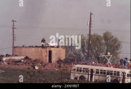 Waco Texas USA, April 1993: Ermittler durchkämmen das Wrack des Feuers, das mehr als 80 Menschen das Leben kostete. Das Feuer brach nach einer wochenlangen Auseinandersetzung zwischen Mitgliedern des Religionskults und Bundespolizisten aus. ©Bob Daemmrich Stockfoto