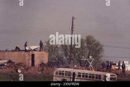 Waco Texas USA, April 1993: Ermittler durchkämmen das Wrack des Feuers, das mehr als 80 Menschen das Leben kostete. Das Feuer brach nach einer wochenlangen Auseinandersetzung zwischen Mitgliedern des Religionskults und Bundespolizisten aus. ©Bob Daemmrich Stockfoto