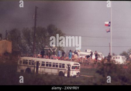 Waco Texas USA, April 1993: Ermittler durchkämmen das Wrack des Feuers, das mehr als 80 Menschen das Leben kostete. Das Feuer brach nach einer wochenlangen Auseinandersetzung zwischen Mitgliedern des Religionskults und Bundespolizisten aus. ©Bob Daemmrich Stockfoto