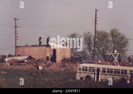 Waco Texas USA, April 1993: Ermittler durchkämmen das Wrack des Feuers, das mehr als 80 Menschen das Leben kostete. Das Feuer brach nach einer wochenlangen Auseinandersetzung zwischen Mitgliedern des Religionskults und Bundespolizisten aus. ©Bob Daemmrich Stockfoto