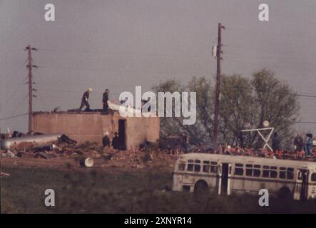 Waco Texas USA, April 1993: Ermittler durchkämmen das Wrack des Feuers, das mehr als 80 Menschen das Leben kostete. Das Feuer brach nach einer wochenlangen Auseinandersetzung zwischen Mitgliedern des Religionskults und Bundespolizisten aus. ©Bob Daemmrich Stockfoto