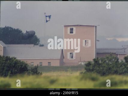 Waco, Texas, USA, 23. März 1993:das Branch Davidian Complex inmitten der 51-tägigen Pattsituation zwischen Bundespolizeibeamten und Mitgliedern der Branch Davidian Religion Group. Die Belagerung endete in einem verheerenden Feuer, das 76 Männer, Frauen und Kinder tötete, die sich in der Anlage verschanzten. ©Bob Daemmrich Stockfoto
