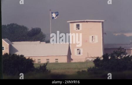Waco, Texas, USA, 23. März 1993:das Branch Davidian Complex inmitten der 51-tägigen Pattsituation zwischen Bundespolizeibeamten und Mitgliedern der Branch Davidian Religion Group. Die Belagerung endete in einem verheerenden Feuer, das 76 Männer, Frauen und Kinder tötete, die sich in der Anlage verschanzten. ©Bob Daemmrich Stockfoto