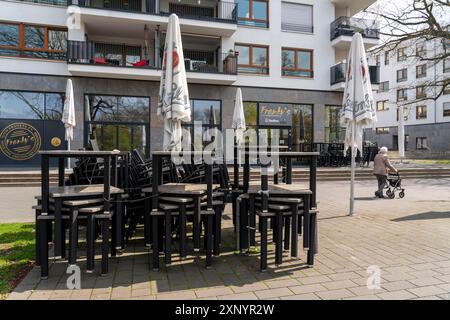 Geschlossene Gastronomie, während der Corona-Zustandssperre im April 2021, Outdoor-Catering, gestapelte Tische und Stühle, an der Ruhrpromenade, morgens Stockfoto