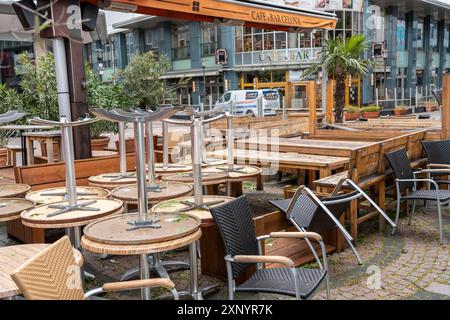 Stühle und Tische aus verschiedenen Gastronomiebetrieben, auf dem Kennedyplatz, geschlossenen Cafés, Pubs, Restaurants, Auswirkungen des Lockdowns im Stockfoto