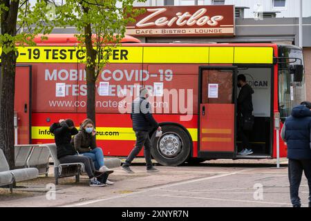 Mobiles Testzentrum für Corona-Schnelltests im Bus im Zentrum von Bochum, Nordrhein-Westfalen Stockfoto