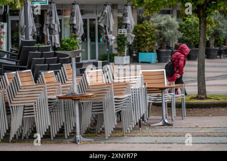 Stühle und Tische aus verschiedenen Gastronomiebetrieben, auf dem Kennedyplatz, geschlossenen Cafés, Pubs, Restaurants, Auswirkungen des Lockdowns im Stockfoto