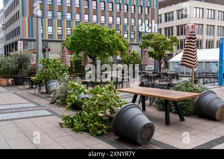 Stühle und Tische aus verschiedenen Gastronomiebetrieben, auf dem Kennedyplatz, geschlossenen Cafés, Pubs, Restaurants, Auswirkungen des Lockdowns im Stockfoto