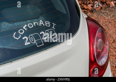 Aufkleber auf einem Auto, Abitur-Klasse 2020 in der Corona-Krise, CoronAbi 2020, Fahrzeug einer Schülerin, die ihr Abitur während der Pandemie nahm, Toilette Stockfoto