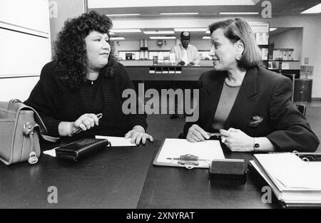 Austin Texas USA, 1993: EP-0391 Female Loan Officer (rechts) spricht mit Kunden in der Bank-Lobby über die Aufnahme eines Kredits. ©Bob Daemmrich Stockfoto