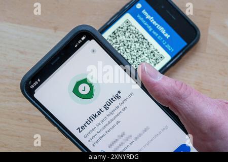 CovPassCheck App, zur Überprüfung des digitalen Impfzertifikats, auf einem Smartphone, Impfungen gegen das Coronavirus, COVID-19, Nachweis Stockfoto