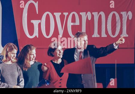 Austin Texas USA, November 1994: Der republikanische Gouverneurskandidat George W. Bush (rechts) feiert seinen Sieg in der Wahlnacht mit seiner Familie (links-rechts, Zwillingstochter Jenna und Barbara und Ehefrau Laura). ©Bob Daemmrich Stockfoto