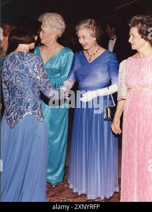 Austin Texas USA, 1991: Ihre Majestät KÖNIGIN ELIZABETH II. (Mitte), flankiert von Texas Gouverneur Ann Richards (links) und der ehemaligen U.S. First Lady Bird Johnson, begrüßt einen Gast bei einer formellen Veranstaltung zu Ehren in der LBJ Presidential Library während ihres dreitägigen Rundgangs durch den Staat mit ihrem Ehemann Prince Philip (nicht abgebildet). ©Bob Daemmrich Stockfoto