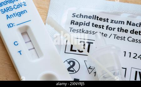 Positiver Corona-Antigen-Schnelltest, Lagentest, Selbsttest, zum Nachweis einer SARS-CoV-2-Infektion, Testergebnis positiv Stockfoto